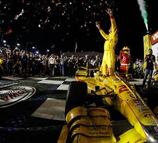 Hunter-Reay repeats in another Iowa thriller