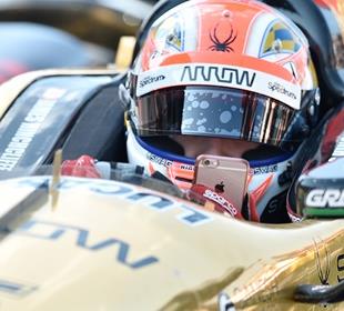 Hinchcliffe takes advantage of INDYCAR Mobile app's capabilities