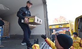 Thumbnail for Andretti Autosport, Hunter-Reay make special Butterball turkey delivery again